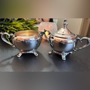 ElegantSilver plated set of sugar bowl and milk jug.International silver company